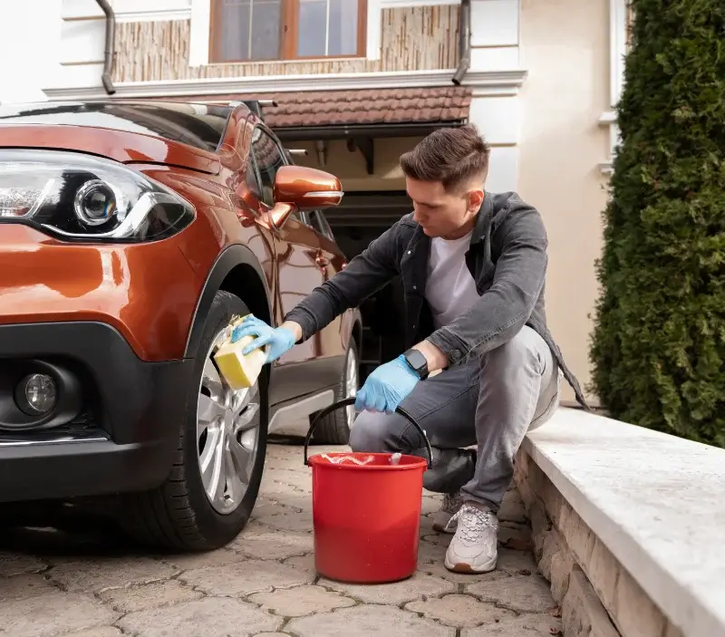 Lavage auto à domicile Porte-des-Bonnevaux : professionnel intervenant sur un véhicule